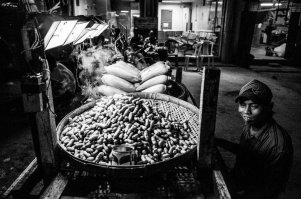 На прилавке: Не чищеный арахис и кукурузные початки... 
Причем здесь батат - не понятно... ... Можно лишь догадываться и предполагать.