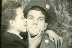 Стесняюсь спросить, а что у девушки с первой фотки со средними пальцами? Где она ими ковыряла?