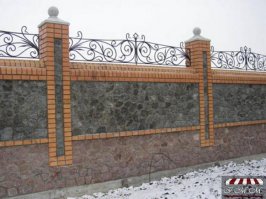 Евгэн, насчет прораба не знаю но Алекс прав..., данный способ кладки используется либо для декоративного камня, либо для штукатурки - кирпичи которые как ты думаешь криво уложены называются забутовкой, а для забутовки как правило используют либо бой либо отходы т.к. в процессе они скрываются как уже сказано декор камнем или штукатуркой!!! А каменщики как раз хорошие спецы (хотя косячки небольшие присутствуют), с опытом работы. Углы вывели хорошо, разбежка толщины по швам более менее , финишные кирпичи подрезали хорошо, ДАЖЕ предусмотрительно наклеили малярный скотч я бы таких взял к себе на работу !!!  P.S. Да и кстати данный вариант кладки называется - кавказский!!!