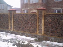 Евгэн, насчет прораба не знаю но Алекс прав..., данный способ кладки используется либо для декоративного камня, либо для штукатурки - кирпичи которые как ты думаешь криво уложены называются забутовкой, а для забутовки как правило используют либо бой либо отходы т.к. в процессе они скрываются как уже сказано декор камнем или штукатуркой!!! А каменщики как раз хорошие спецы (хотя косячки небольшие присутствуют), с опытом работы. Углы вывели хорошо, разбежка толщины по швам более менее , финишные кирпичи подрезали хорошо, ДАЖЕ предусмотрительно наклеили малярный скотч я бы таких взял к себе на работу !!!  P.S. Да и кстати данный вариант кладки называется - кавказский!!!