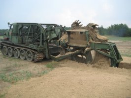 Такая землеройка за сутки отроет укрепрайон.
