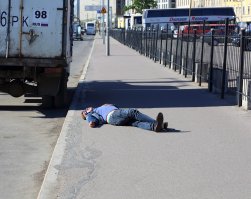 Так и у нас подрыхнуть горазды. Где сморило, там и лег.