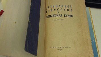 Мой любимый( с детства) рецепт хвороста по книге 1960 года( румынская кухня).
 
пы.Сы.: Ром прекрасно заменяется  коньяком или даже водкой. ( алкоголь немного меняет структуру теста... но можно и без него, ( если всё  уже выпито...))
:)