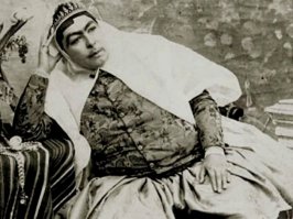 У этого ещё ничо так себе жёны. Даже приятные попадаются.
А вот у иранского правителя там сплошь КОШМАР и УЖАС! Толстая усатая монобровь! Ну и вкусик был у дяди. Подробнее тут: