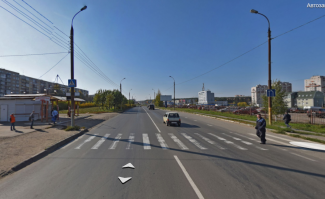 А где вы на видео видите разметку? Вот это место (ссылка была раньше):
По ГОСТу ширина полос от 4 до 6 метров, так что как раз и была на переходе. Да и если бы отступила на метр-другой, надо убивать за это?