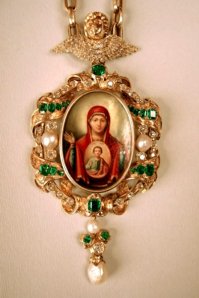 Подруга художник по финифти. Епархия сделала ей заказ на панагию. Оговорили сумму. Она все сделала, принесла. А ей: "И не стыдно тебе деньги брать за богоугодное дело?". Она там и присела. Потому что финифть - это медная основа, расписанная очень дорогими красками чуть ли не под микроскопом, и несколько обжигов в муфеле. Сколько электричества жрет муфель, рассказывать, наверно, не надо. В итоге, рассчитались конечно. Но дерьма ей в карму нашвыряли - мама не горюй.
Панагия выглядит примерно так