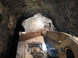 Интересно, почему если речь заходит о шахтерах, у всех стойкая стереотипная ассоциация? Ну обязательно должен быть грязный, по пояс голый, в очень узкой выработке мужик с кайлом? Согласен, уголных шахт много, не везде создаются и поддерживаются хорошие условия труда и механизация процесса, где-то жизнь шахтера дешевле тонны угля. Но не везде же, не только углем единым Родина богата. Вот друг мне буты разбуривает в камере, я увожу вот. Без кайла как видите.