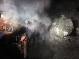 Интересно, почему если речь заходит о шахтерах, у всех стойкая стереотипная ассоциация? Ну обязательно должен быть грязный, по пояс голый, в очень узкой выработке мужик с кайлом? Согласен, уголных шахт много, не везде создаются и поддерживаются хорошие условия труда и механизация процесса, где-то жизнь шахтера дешевле тонны угля. Но не везде же, не только углем единым Родина богата. Вот друг мне буты разбуривает в камере, я увожу вот. Без кайла как видите.