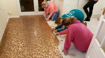  Айтишник сделал себе пол на кухне из 27 тысяч монет