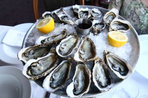 Сразу видно," вы в теме"))) Устриц подают только вот так.И никак иначе. Если створки закрыты - вы ни руками, ни зубами...ну никак не сможете их открыть. Повар( хотя вряд ли он будет на это силы тратить, скорее всего какой нибудь поварёнок)  открывает их специальными щипцами - и не заметить жемчуг здесь просто не возможно.  Это фотография моя. Два года назад в Монте Карло её сделал.