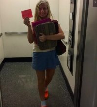 То что она з сранка знатная это видно.Но у меня только у одного вопрос,почему лифт по талонам? Да и шлёпанцы резиновые,как раз чтоб ходить по её свалки.В таких галошах на фермах ходят.