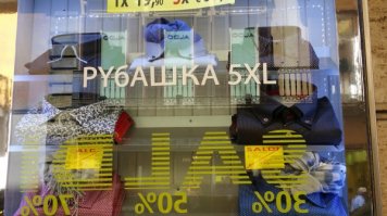 Да, хорошо к нам относятся.
Бутик Калвин Клайн на Виа дель Корсо в Риме, листовки, которые раздают на Площади Святого Петра в Риме, специальный журнал, издаваемый в Париже специально для русских туристов, реклама магазинчика в Турции. Все снимал в прошлом году. Отлично к нам в мире относятся ;-)