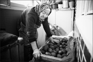 автор ты что за чушь несешь? твое фото ?
Движение это жизнь !
посмотри старики двигаются как, тяжелый труд - и ведь здоровья хватает!
бабулька весь день в делах и к вечеру, говорит устала я чегото!
попробуй ты весь день в огороде поковыряться, накопать 3-5 мешков картошки? 
да сдохнешь к вечеру!!! 
а бабулька/дедулька, еще корову подоить, да напоить, да сыр\сметану поставить.
автор этой статьи -просто лодырь