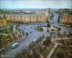 площадь победы еще круглая, а с постройкой метро стала такая.