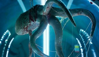 в Чужом 4 должна была быть сцена секса Чужлго и Рипли .. но то ли из сценария вырезали , то ли при монтаже .. а так в Прометее тожепочти как получилось межвидовое скрещивание, когда героиня кесарево себе сделала