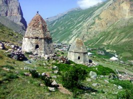 Красоты Балкарии! Основные водопады так и называются - Чегемские. Те маленькие строения, что вдали виднеются - это средневековые склепы-могильники, в которых хоронили знать. На балкарском - кешене. Датируются прим. 12-13 в.в. Камни скреплены очень прочным раствором. Я конечно не пытался отколупить, но при касании чувствуется что он как камень.
Эти могильники столетиями никто не трогал, но в советские времена разворошили. Говорят археологи. Когда спросил у местных, сказали что в одном склепе останки женщины раскопали, в золотом одеянии.
За этими кешене виднеется древнее село - Эл-Тюбю. Там есть очень хорошо сохранившаяся средневековая сторожевая башня. Буквально в метрах 500-1000 справа ещё одно село - Булунгу.
На одном из фото ваши парапланеристы видны).
зы. Эти фото я сделал в 2008. Качество снимков прошу не ругать, снимал на мобилу.