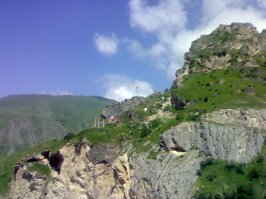 Красоты Балкарии! Основные водопады так и называются - Чегемские. Те маленькие строения, что вдали виднеются - это средневековые склепы-могильники, в которых хоронили знать. На балкарском - кешене. Датируются прим. 12-13 в.в. Камни скреплены очень прочным раствором. Я конечно не пытался отколупить, но при касании чувствуется что он как камень.
Эти могильники столетиями никто не трогал, но в советские времена разворошили. Говорят археологи. Когда спросил у местных, сказали что в одном склепе останки женщины раскопали, в золотом одеянии.
За этими кешене виднеется древнее село - Эл-Тюбю. Там есть очень хорошо сохранившаяся средневековая сторожевая башня. Буквально в метрах 500-1000 справа ещё одно село - Булунгу.
На одном из фото ваши парапланеристы видны).
зы. Эти фото я сделал в 2008. Качество снимков прошу не ругать, снимал на мобилу.