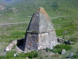 Красоты Балкарии! Основные водопады так и называются - Чегемские. Те маленькие строения, что вдали виднеются - это средневековые склепы-могильники, в которых хоронили знать. На балкарском - кешене. Датируются прим. 12-13 в.в. Камни скреплены очень прочным раствором. Я конечно не пытался отколупить, но при касании чувствуется что он как камень.
Эти могильники столетиями никто не трогал, но в советские времена разворошили. Говорят археологи. Когда спросил у местных, сказали что в одном склепе останки женщины раскопали, в золотом одеянии.
За этими кешене виднеется древнее село - Эл-Тюбю. Там есть очень хорошо сохранившаяся средневековая сторожевая башня. Буквально в метрах 500-1000 справа ещё одно село - Булунгу.
На одном из фото ваши парапланеристы видны).
зы. Эти фото я сделал в 2008. Качество снимков прошу не ругать, снимал на мобилу.