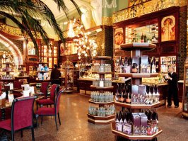 в Петербургском Елисеевском магазине тоже ходят как в Музей !