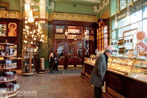 в Петербургском Елисеевском магазине тоже ходят как в Музей !