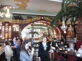 в Петербургском Елисеевском магазине тоже ходят как в Музей !