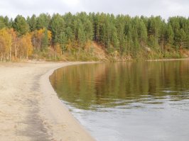 На Кольском много хороших "пляжей" и чистая, но очень холодная вода