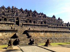 Бали как Бали, чего там волшебного? Какие там храмы? Так часовни, вот Ява (часа полтора лёту от Бали в Ёкякарту) это да! Писать лучше про то, что знаешь. Прамбанан и Боробудур погуглите или лучше езжайте - не пожалеете, они в объектив не влезают.