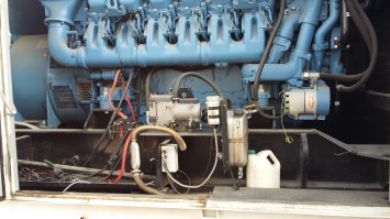 Гидроник М-II и рядом электро бойлерок с насосом .Включай хоть на всю зиму. Питание от сети 220 . Все это непосредственно греет Контур охл-я двигателя. А что греет у девочки  теплотрасса.Теплообменник в машине?  а в нем вода от т.трассы?