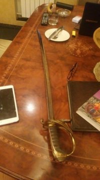 "Союз офицеров 4-го кавалерийского полка Пенсильвании".
А у меня есть сабля офицера этого полка (ее изготовили в Англии по британскому стандарту 1822 года, на гарде надпись 4 кавалерийский полк, в сопроводительных документах указанно "Сабля офицера четвертого кавалерийского полка Пенсильвании". Посмотрел историю, она участвовала в Гражданской войне и в индейских войнах). Купил в Амстердаме в серьезном антикварном салоне. Вот смотрю на эти фото и думаю, может на них есть человек, сабля которого теперь у меня хранится...