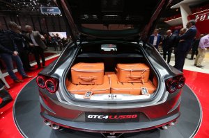 Он разве не Хэтчбек?
А так машинка на любителя, мне не очень...