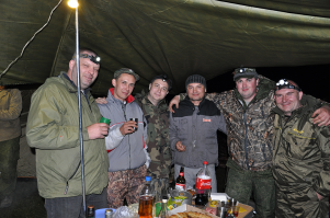 Первая ночь, ночь приезда, встретила темнотой и мелким как туман дождем. Выезды в принципе на природу уже были не первые, поэтому быстро поставили лагерь, натянули тенты, достали что кто привез и начали ужинать. Фото прям застолий и посиделок выкладывать не буду, думаю мало кому это будет интересно.