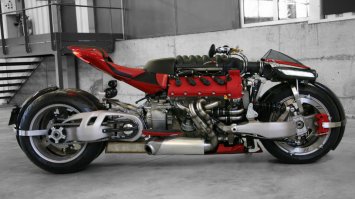 Lazareth LM847 — 4-колесный мотоцикл, оснащенный двигателем V8 Maserati объемом 4.7л, выдающий 470 л.с. при весе самого мотоцикла в 400 кг.