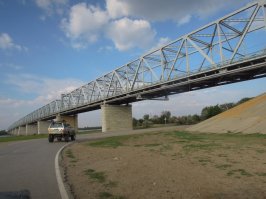 Не только. Чаще просто "на природу". 

Вот моя "экспедиция Три моря": 
(Сага о 14-и частях. :) ) 

Тоже страну немного посмотрели.