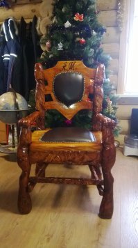 Ну да крутая постанова,у входа в гараж он дерево шлифует)))Круть я вот тестю стул делал,из обычных брусов 20 см пыли))На заднем плане одного из фото пыль от одной маленькой ножки!