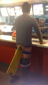 Он ходил по мокрому полу..