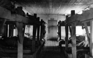 должен ходить призрак Сталина и бряцать кандалами))) (ц)

ну, вообще-то "один день американки в квартире-сталинке" выглядел бы скорее вот так примерно: