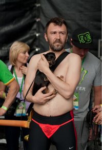 да, ещё плюс ко всему, я как м.у.д.а.к одет.