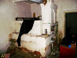 Так далеко не везде, не все сталкеры заботятся о чистоте и сжигают за собой мусор. А стекла зачастую выбиты, просто их за столько лет уже присыпало землей, листвой и прочим...)