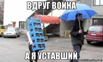По глубокому снегу первым молодняк идёт. Старые не вытянут, а матёрым напрягаться нельзя - им для охоты силы нужны.
Вобщем всё как у людей)))