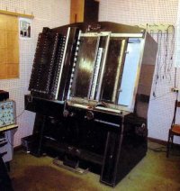 В старых советских (не только) фантастических фильмах активно использовался и другой необычный, так же изобретённый в СССР, собранный на коленке, оптико-механический синтезатор АНС. Даже в "Брилиантовой руке" есть его звучание (в сцене кошмара). В фильме "Солярис" не только ВСЯ музыка, но и ВСЕ звуки, кроме голосов актёров и звуков, производимых ими, исполнены на АНСе!