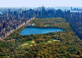 Поверь, для суеверных пиндосов - это единственное приемлемое решение. Ни одно здание на месте подобной трагедии не построили бы (а если б и построили, то я затрудняюсь придумать, что там должно было бы располагаться, дабы пикеты и демонстрации не устраивались каждый день под окнами). А что касательно размеров, то вот тебе Центральный парк для сравнения в том же Нью-Йорке: