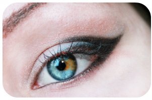 у меня вот такая гетерохромия. Начало появляться пятно лет в 7. В свои 28 замечаю, что и на втором глазу еле еле заметное светло коричневое в том же месте появляется.