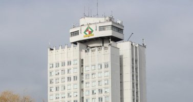 Офисное здание "Беларуськалия" Солигорск. В простонародье именуется "Робот" Дата постройки начало 80-тых. Монолит.