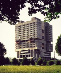 Дом Советов в Калининграде так и стоит неиспользуемым. Хотя сейчас снова поднялась тема его запуска. К 750-ти летию города его покрасили и вставили окна, хоть не таким унылым стал.
Вообще вроде где-то в прибалтике есть построенное по тому же проекту здание.