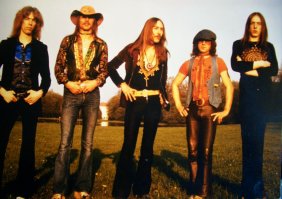 Rainbow Блэкмор
Dire Straits
Deep Purple
Scorpions
И кончно Pink Floyd с Сидом :)
+Эрик Клэптон и Карлос Сантана

зы пишу комент под Rainbow Kill the King - всем бобра