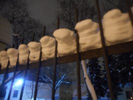Вот такой снег сфотографировала на днях. Мне снеговичков напоминает, ну немного приунывших снеговичков)))