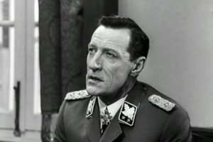 прошу не пинать за имхо, сразу скажу, что Ливанов как никто другой вписывается в классическое прочтение сэра Артура. Но, великий сыщик всегда представлялся мне гениальным, но желчным занудой, педантом со специфическим мрачноватым британским ЧЮ и неизменным британским же снобизмом (никуда - still being britain...)  
С внешностью...нет, не Э.Кальтенбруннера, конечно, а Михаила Жарковского. 
И уж престарелый Шерлок...