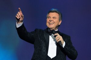 Лев Валерьяныч смеётся с тебя.