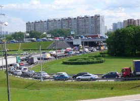 Развязка МКАД - Осташковское шоссе. В данном случае клеверная развязка явно устарела и своих функций не выполняет.