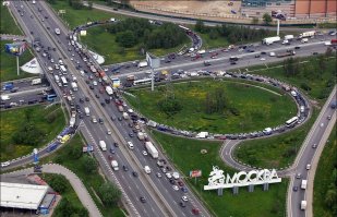 Развязка МКАД - Осташковское шоссе. В данном случае клеверная развязка явно устарела и своих функций не выполняет.